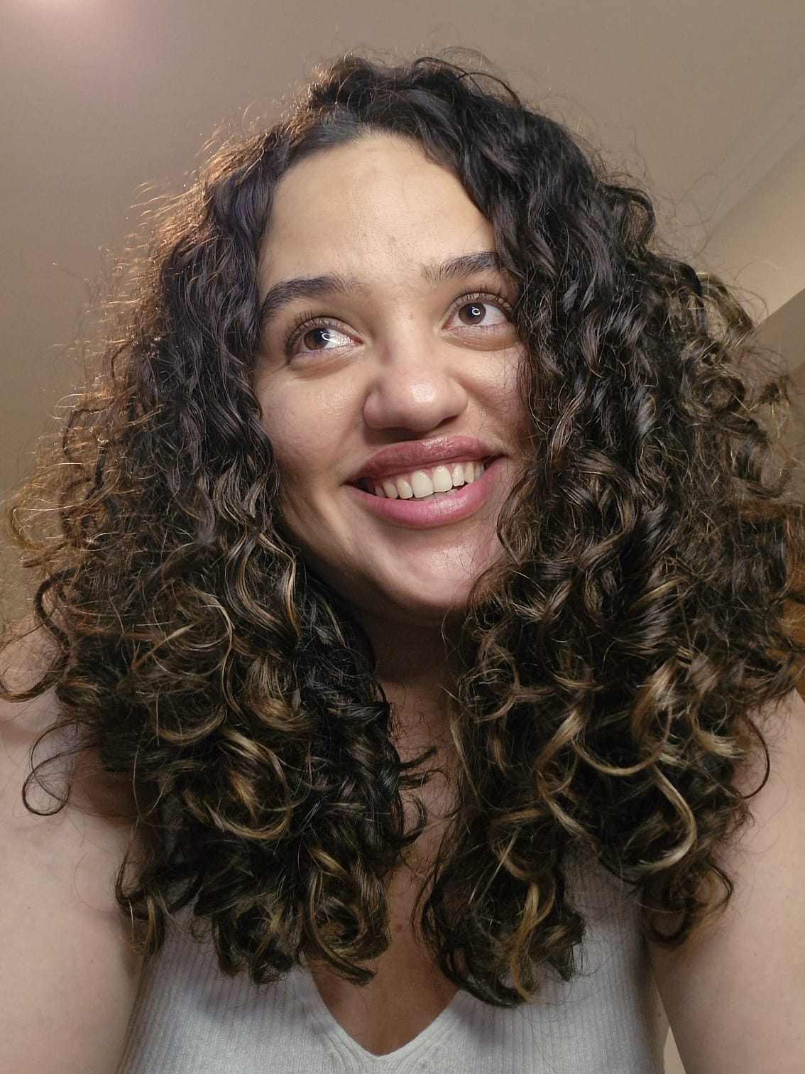 Professora Prisciele sorrindo - especialista em ensino de espanhol para brasileiros